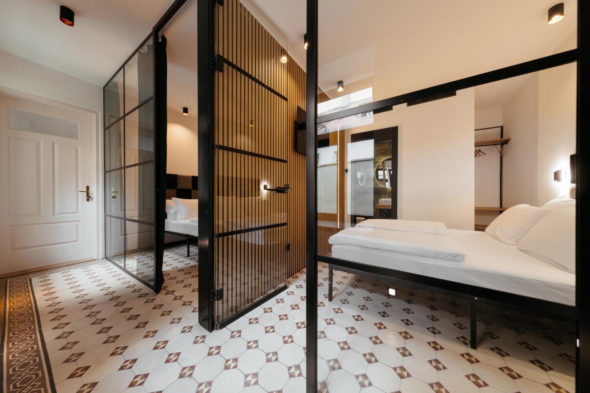 Main Square & Apartman *